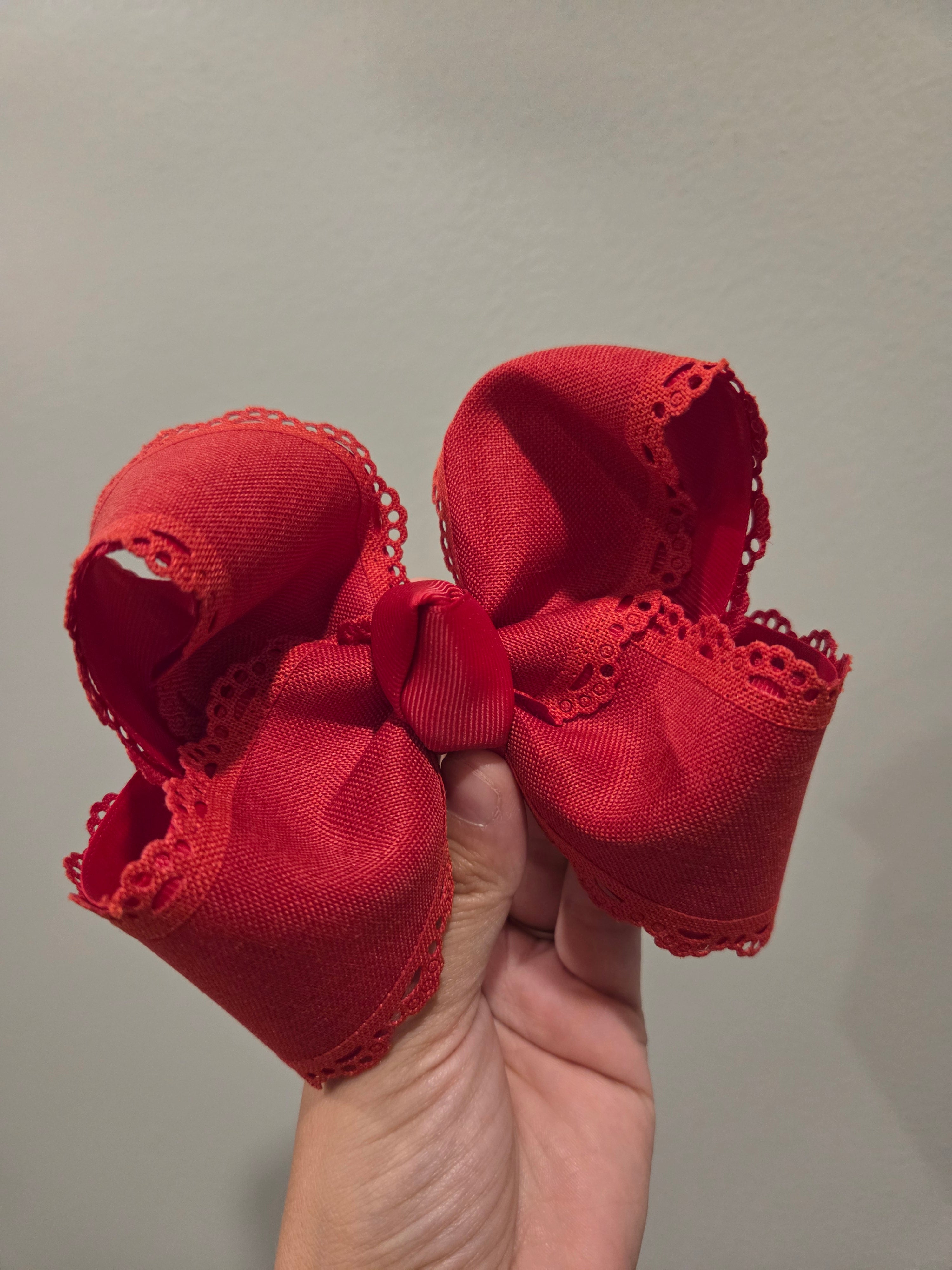 Simple. Solid. Stress-free. BASIC RED 5" BOW on Clip